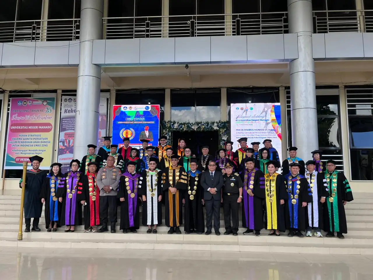 Kabag Logistik AKP Woltein Carlos, S.Th Wakili Kapolres Hadiri Sidang Terbuka Senat UNIMA  Auditorium Maria Walanda Maramis Kampus Universitas Negeri Manado (UNIMA), Tondano, dipenuhi suasana khidmat 